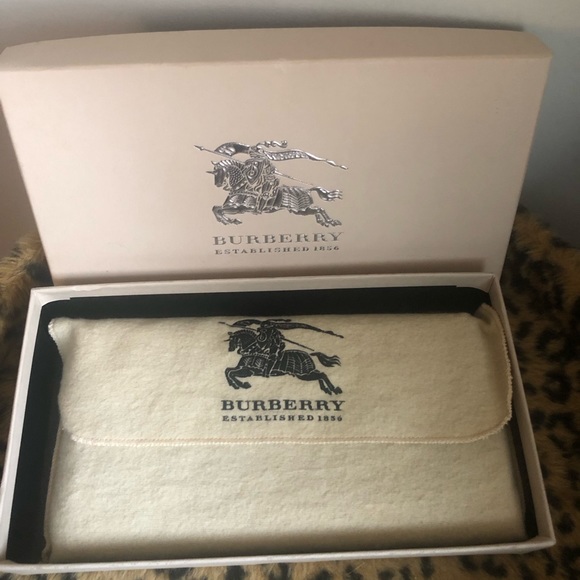Burberry Zip Around Wallet w/ Box & Dust Bag - Picture 3 of 16